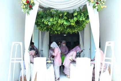 Gazebo Kotak & Standing Flowers Silver